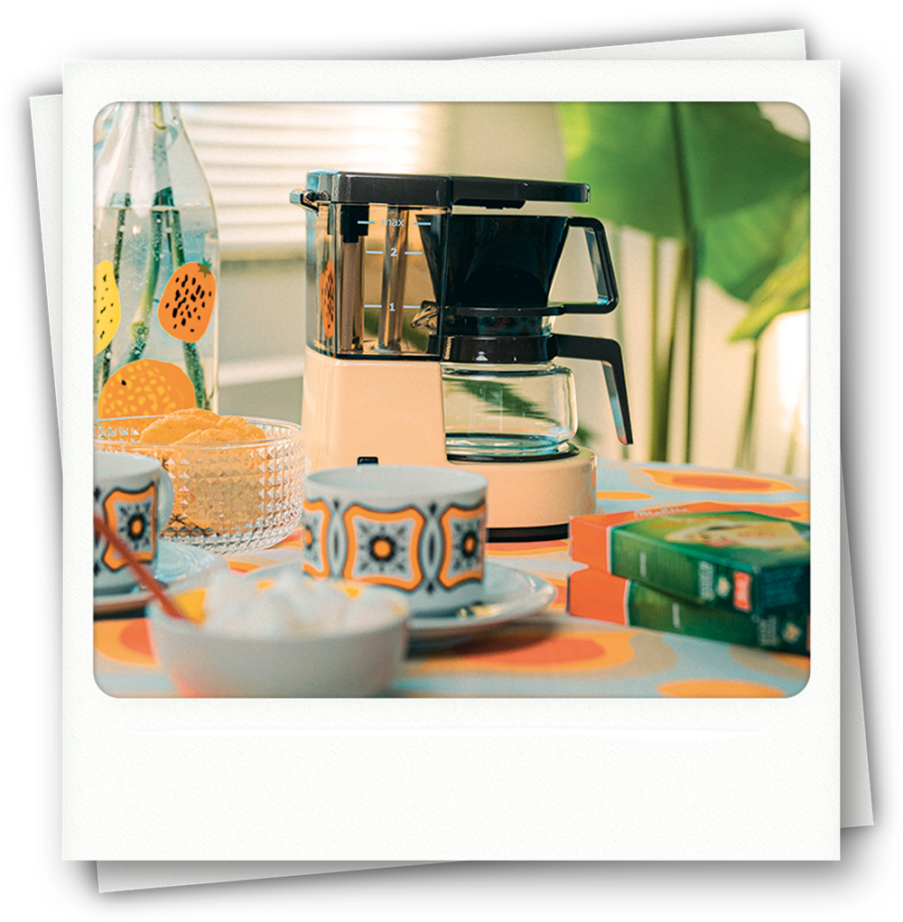 Polaroid of Melitta Aromaboy on a table with mugs