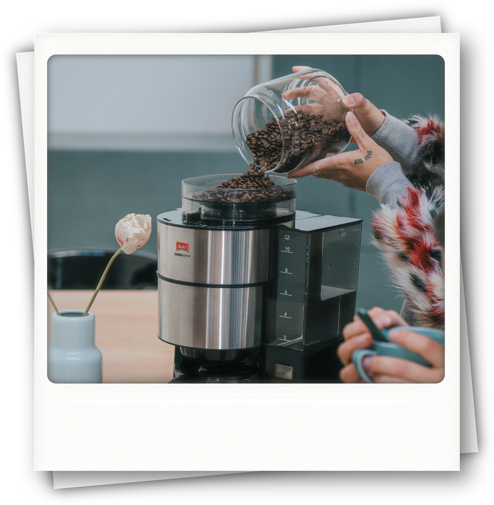 Woman puts fresh coffee in the Melitta AromaFresh