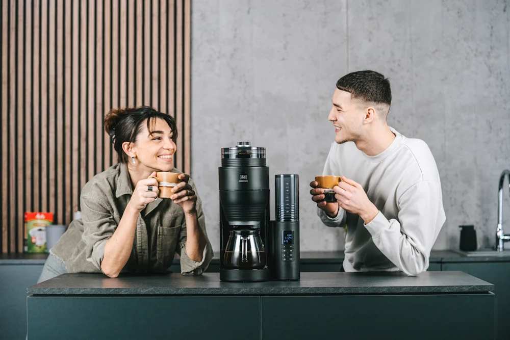 Image d'un couple qui déguste un café fait avec notre cafetière electrique Aromafresh