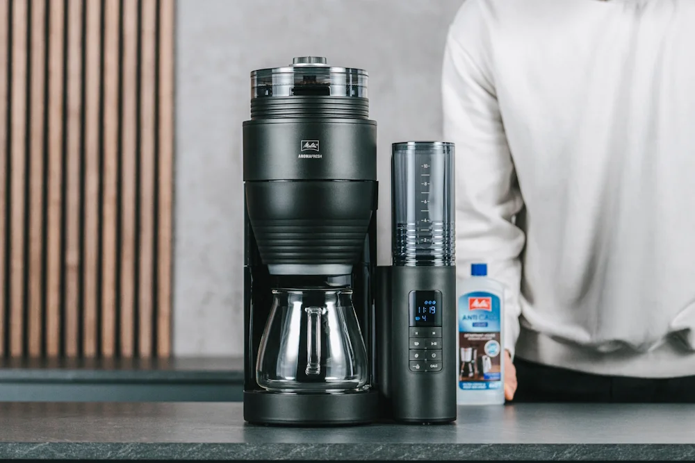 Image d'une personne qui s'apprête à détartrer notre cafetière electrique Aromafresh