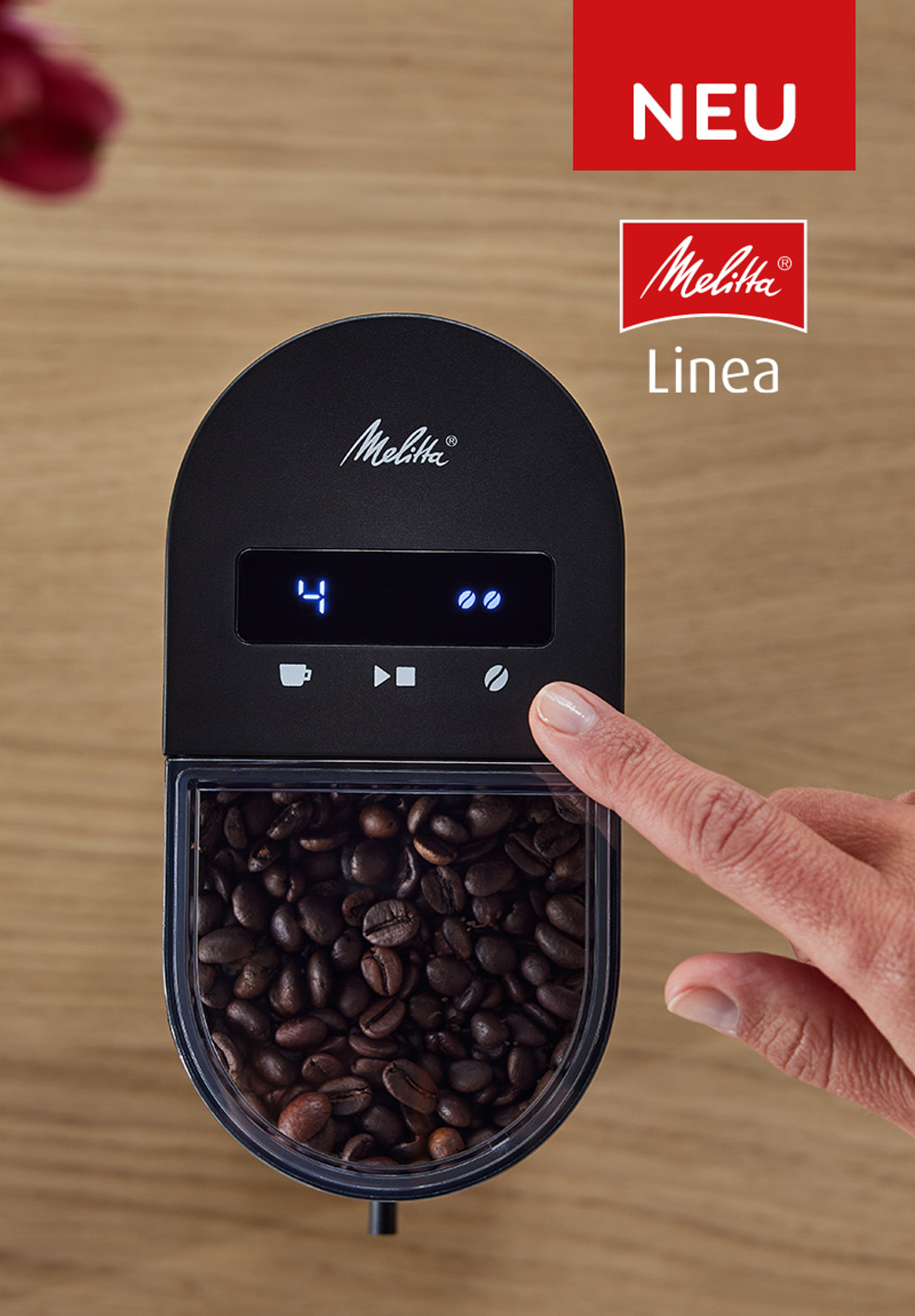 Bedienfeld der Melitta Linea Kaffeemühle mit Display, Fingertipp und Kaffeebohnen