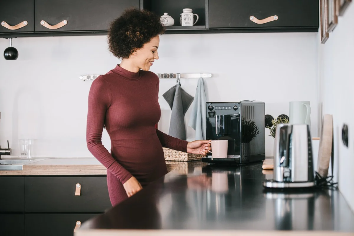 Melitta Solo black Vrouw zet koffie met een Melitta Solo zwart