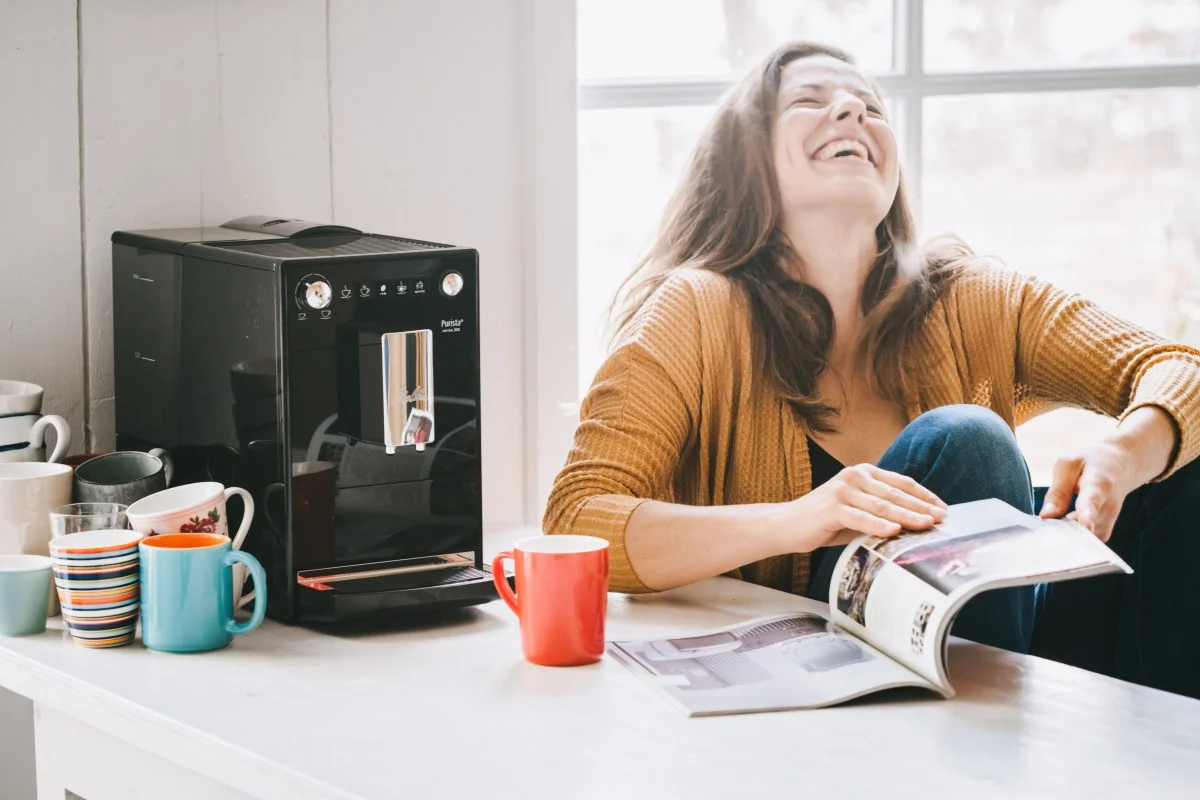 Vrouw met Melitta Purista zwart in de keuken