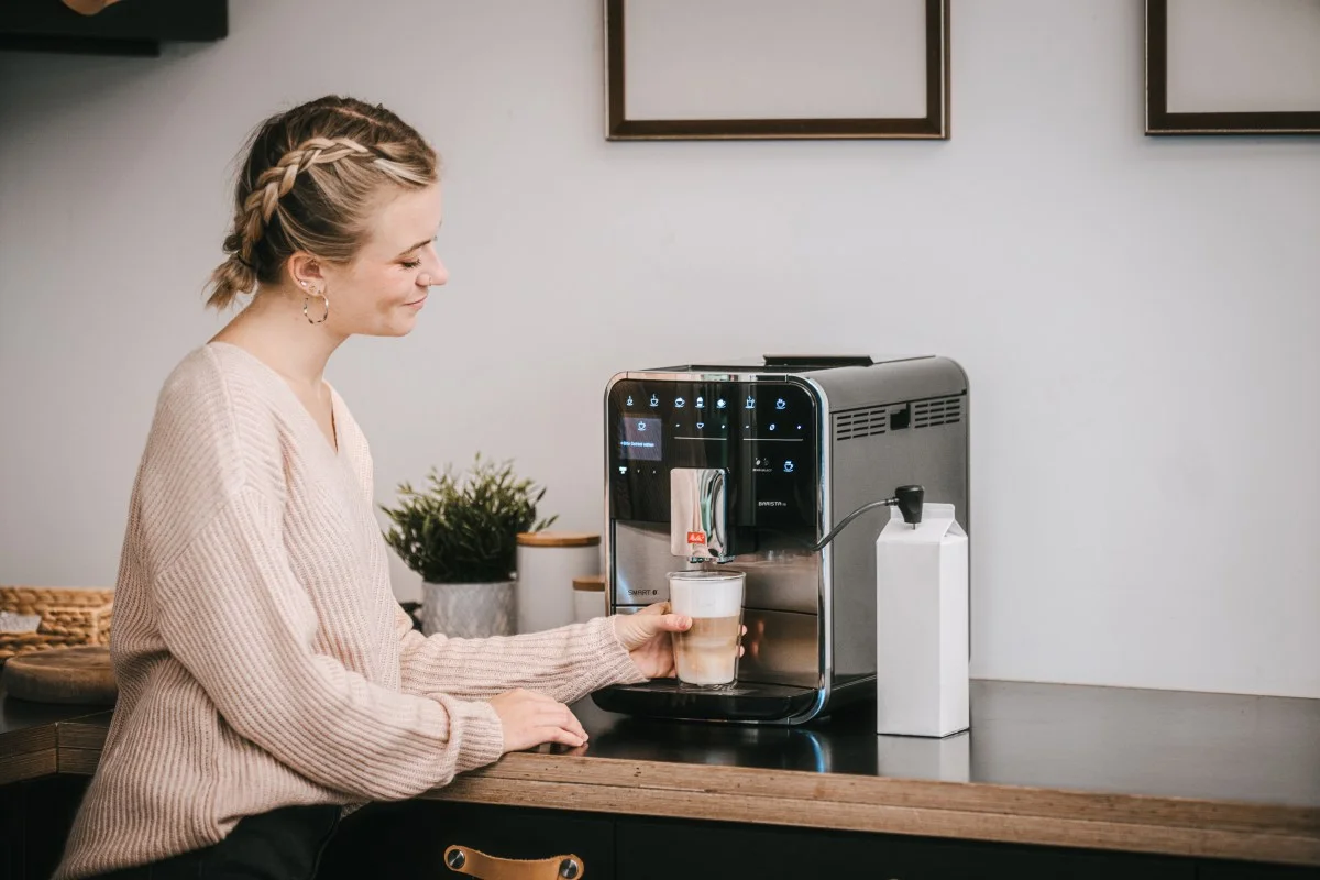 Vrouw maakt koffie met Melitta Barista TS Smart