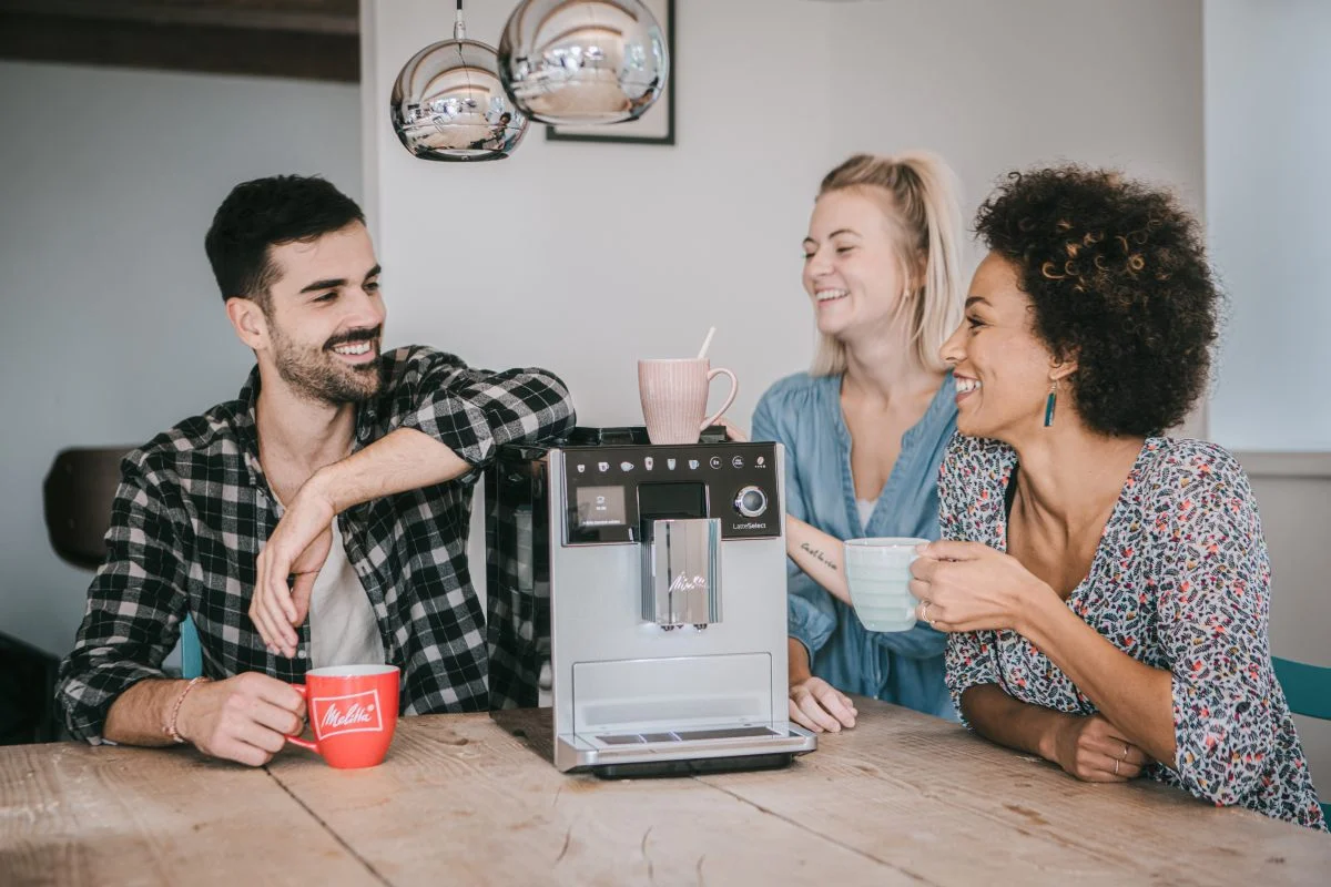 Melitta LatteSelect Vriendengroep geniet van Melitta koffie met de Melitta LatteSelect