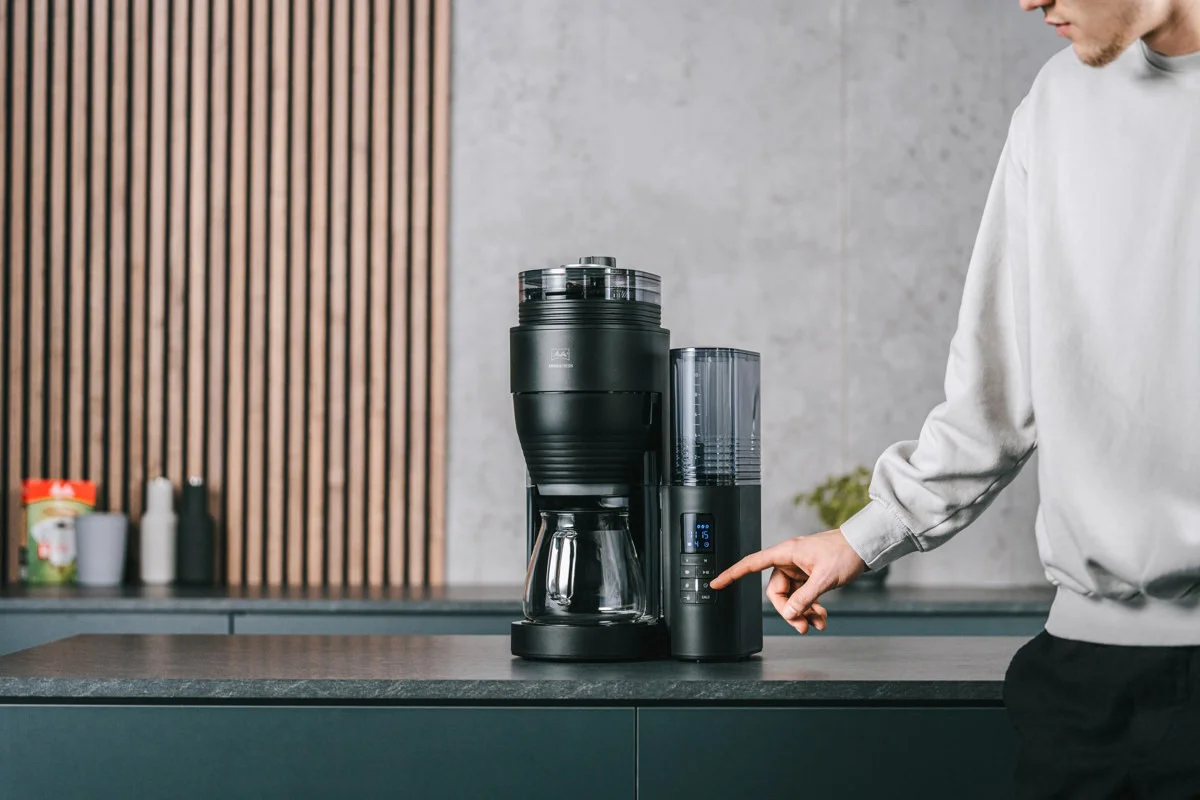 Image d'une personne qui s'apprête à activer la fonction minuteur pratique de sa  cafetière electrique Aromafresh  qui lui permettra  que sa machine se mette en route au moment voulu