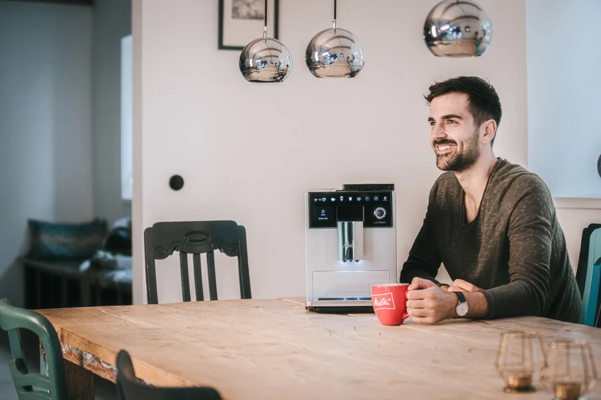 Melitta LatteSelect Man met een Melitta-mok, achtergrond Melitta LatteSelect