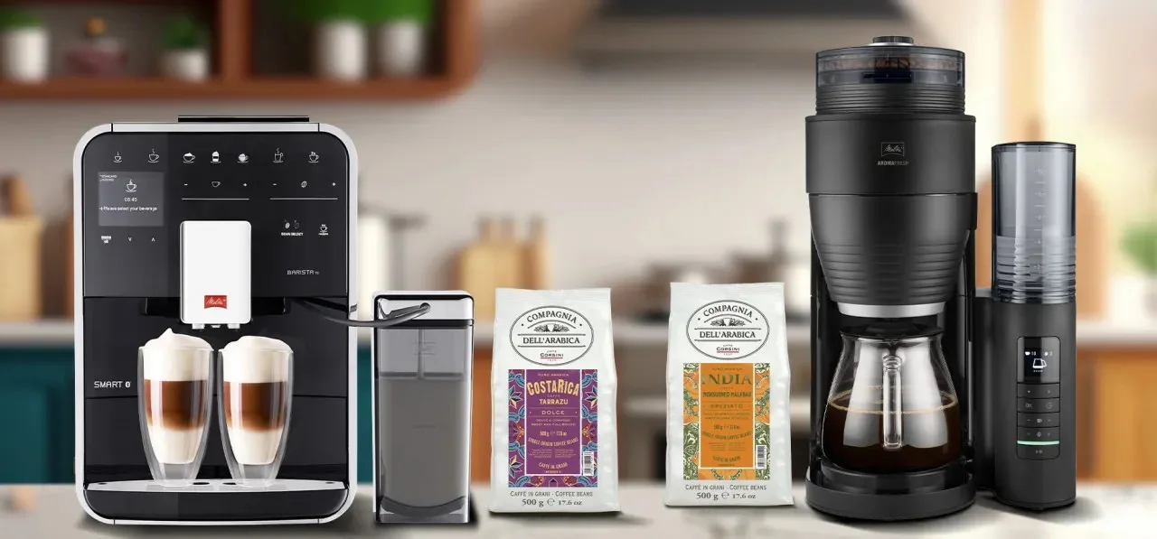 Photo de 4 produits de notre gamme, une machine automatique à expresso, une cafetière électrique et son broyeur intégré et 2 paquets de café d'exception de la Compagnia Dell Arabica