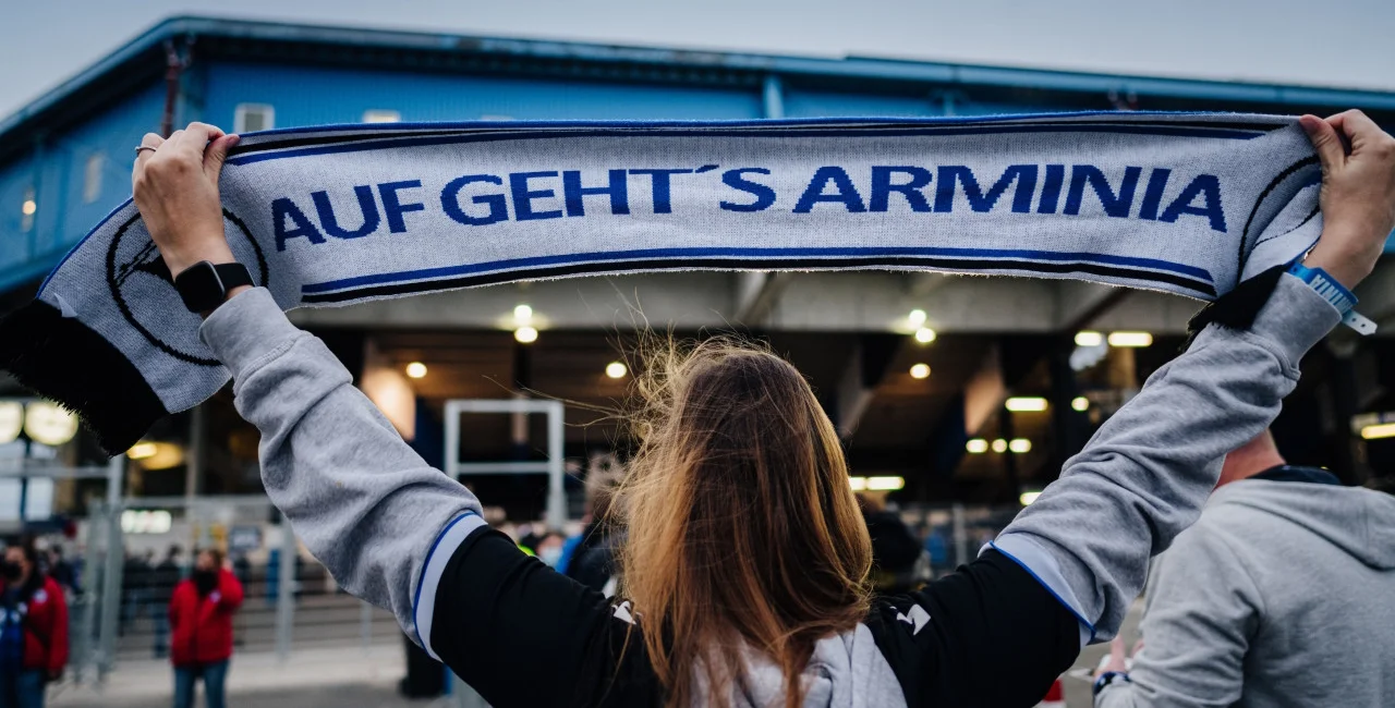 Arminia Bielefeld Fan mit einem Schal