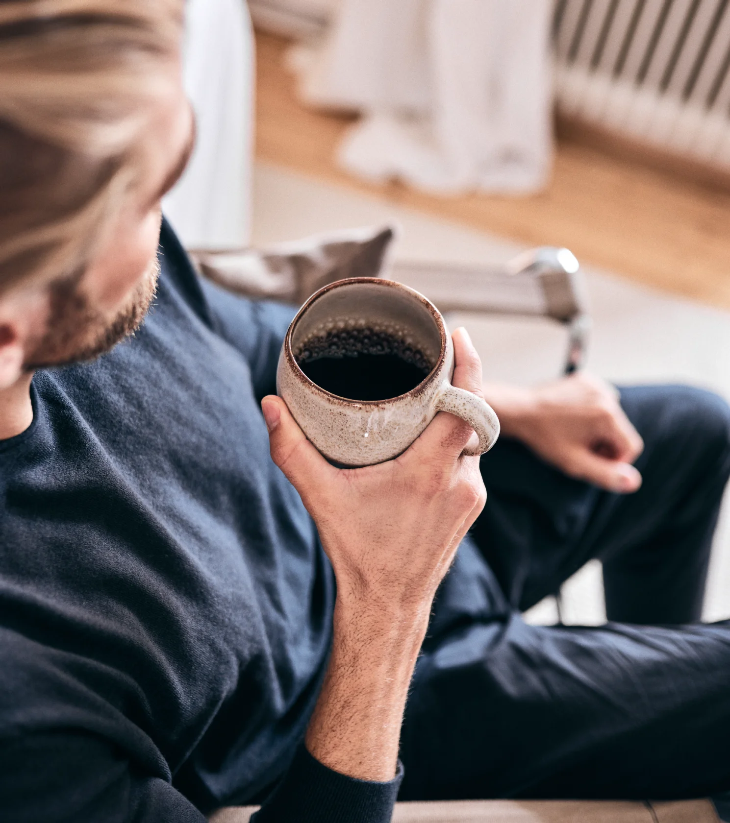 Mand nyder Melitta-kaffe