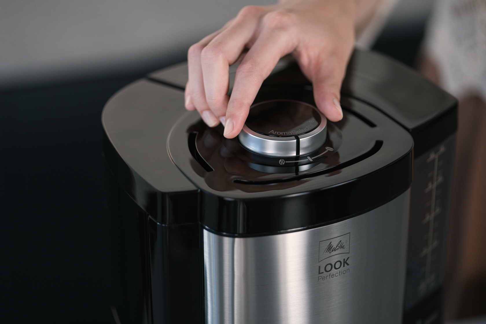 Hand an der Melitta® LOOK® Therm Perfection Filterkaffeemaschine