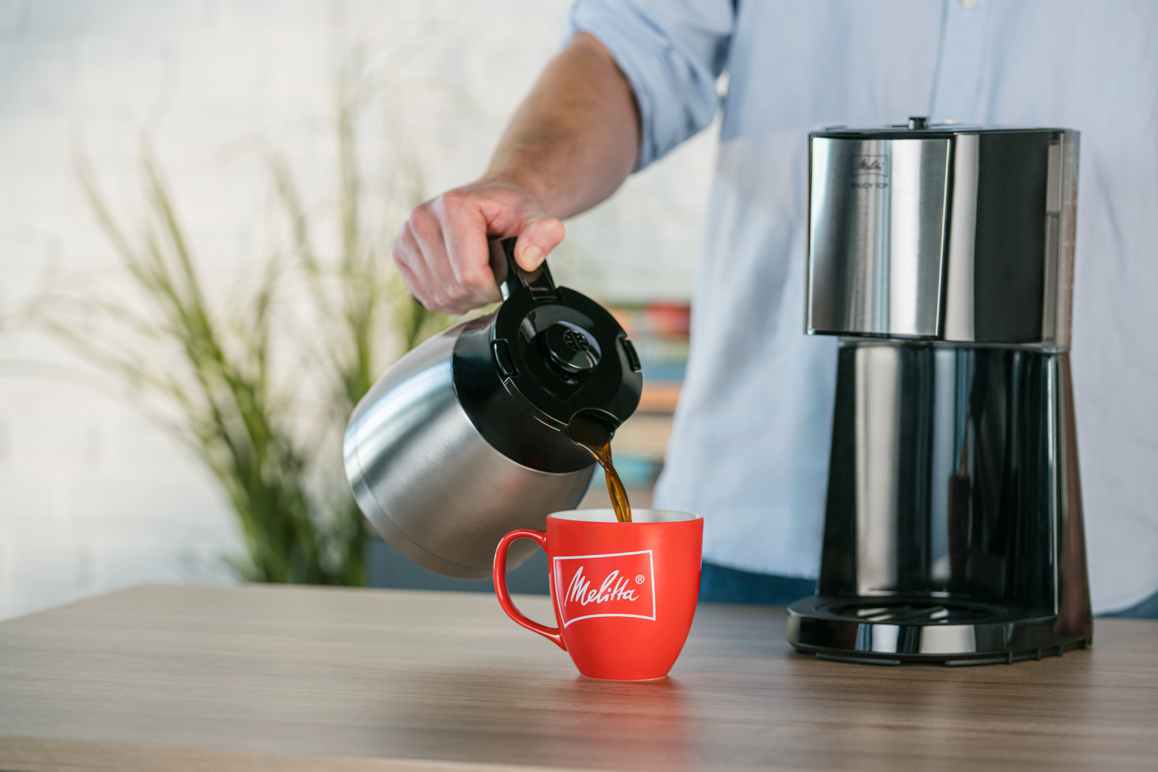 Person gießt Kaffee aus der Thermkanne der Melitta® LOOK® Therm Perfection ein