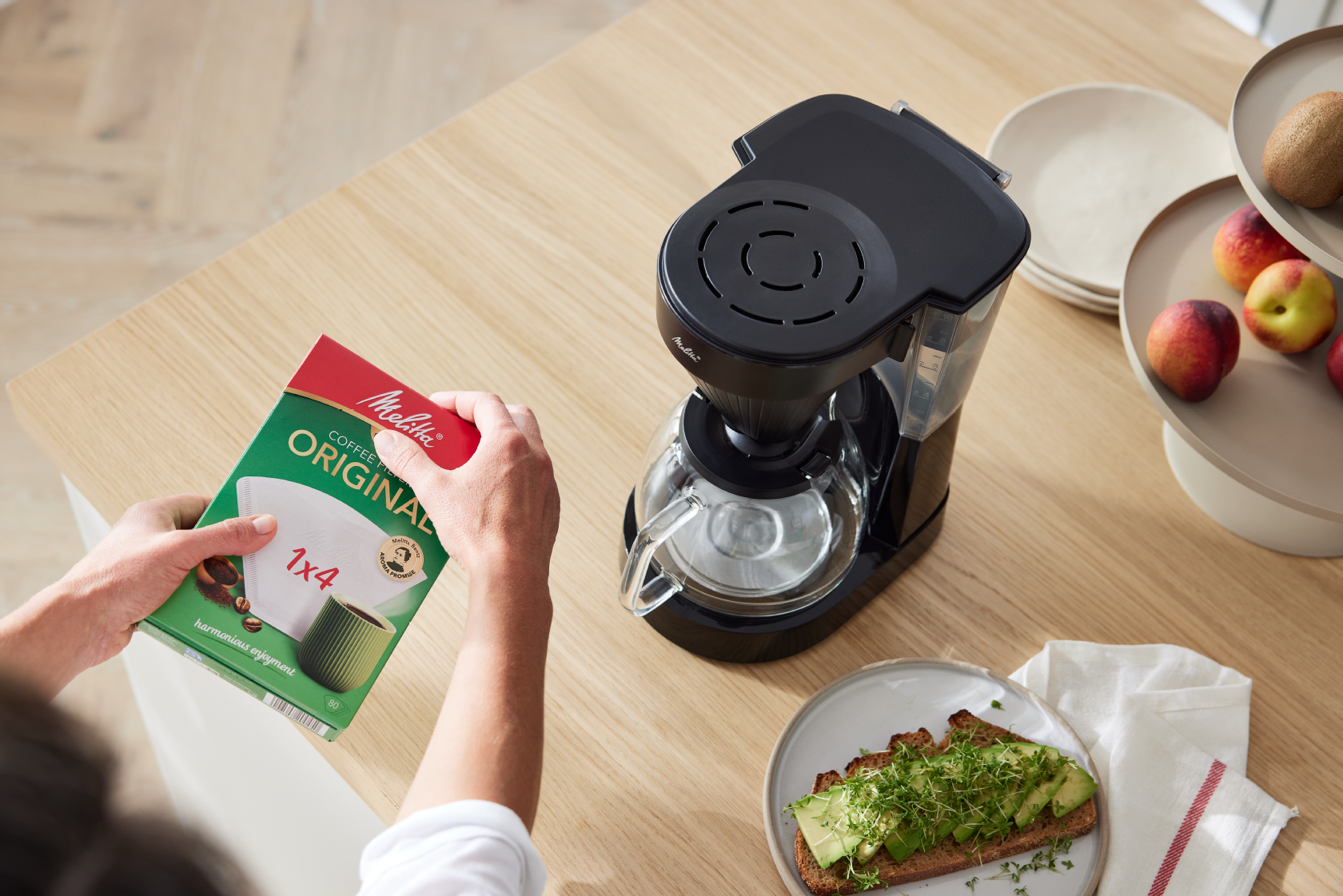Melitta® Easy Next Filterkaffeemaschine von oben mit Kaffeefilterpackung auf einem Tisch