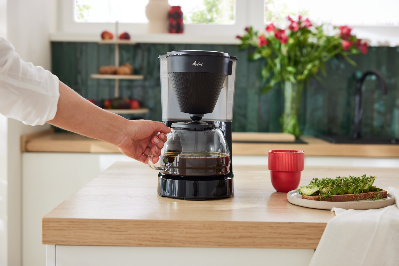 Melitta® Easy Next Filterkaffeemaschine auf einer Kücheninsel in heller Wohnküche