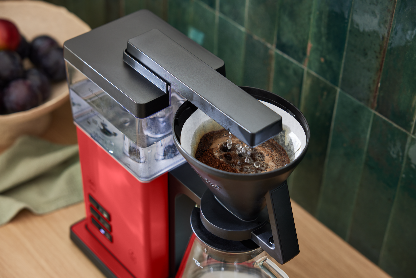 Rød Melitta ONE® filterkaffemaskine, der brygger kaffe