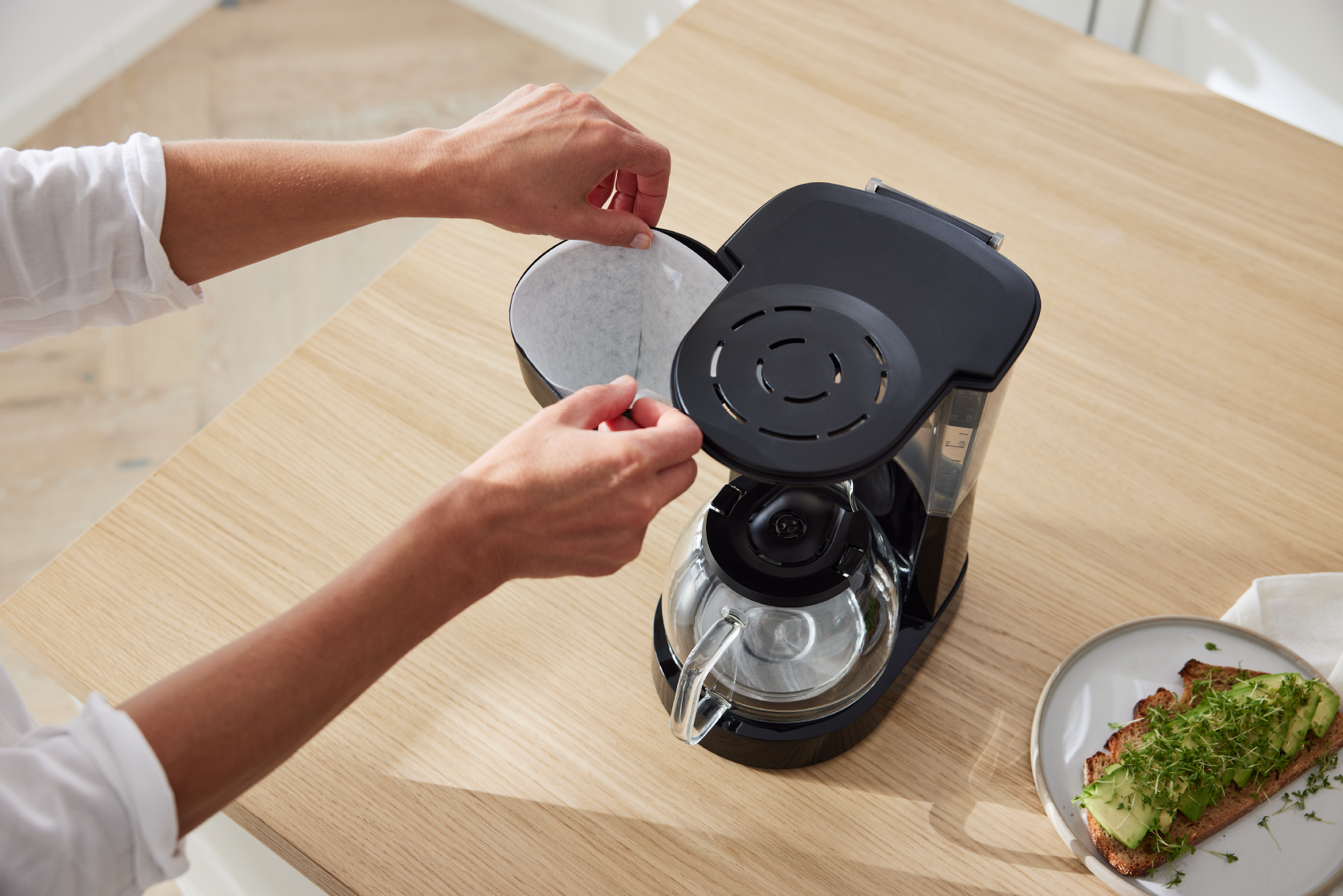 Melitta® Easy Next Filterkaffeemaschine von oben beim Einlegen eines Kaffeefilters
