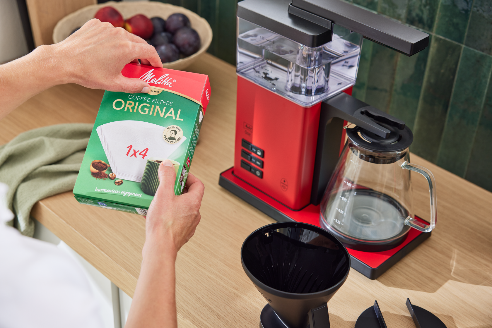 Rød Melitta ONE® filterkaffemaskine med Melitta ORIGINAL 1x4 kaffefiltre