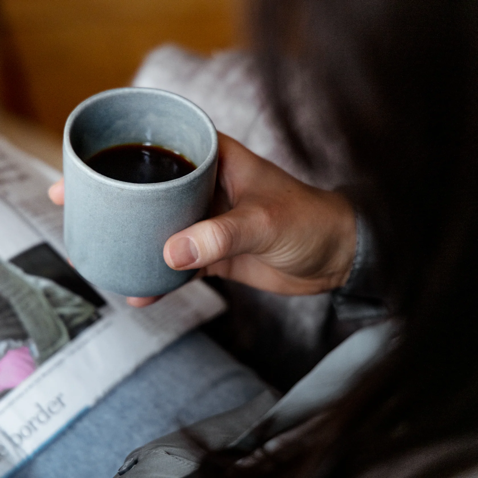 Ung kvinna njuter av Melitta-kaffe.