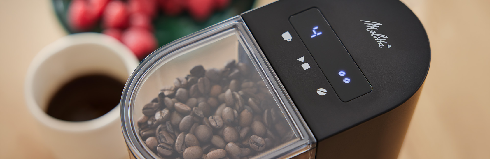 Melitta Linea® Kaffeemühle mit Bohnenbehälter und digitalem Bedienfeld in Nahaufnahme.