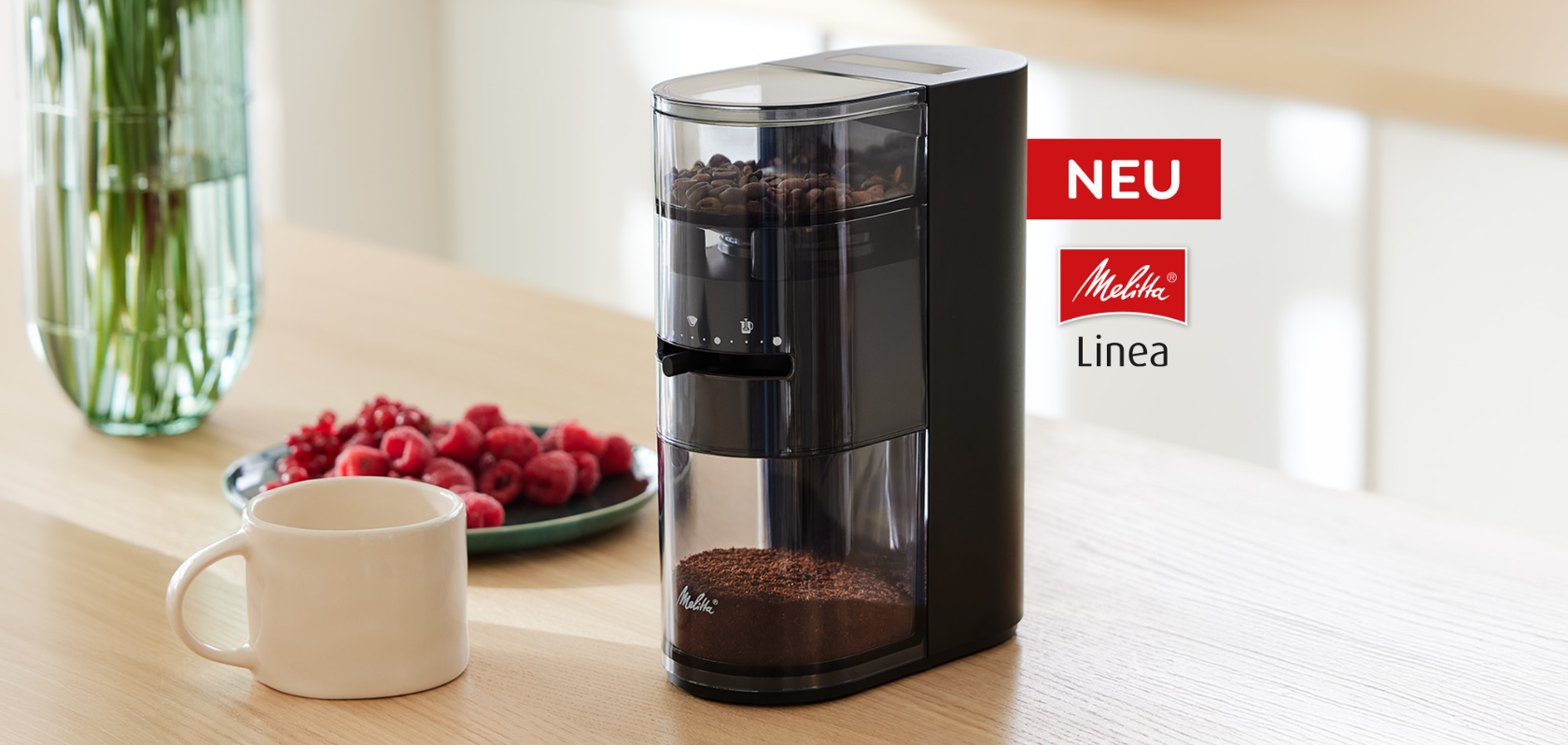 Melitta Linea Kaffeemühle mit Kaffeebohnen und gemahlenem Kaffee auf der Küchenarbeitsplatte