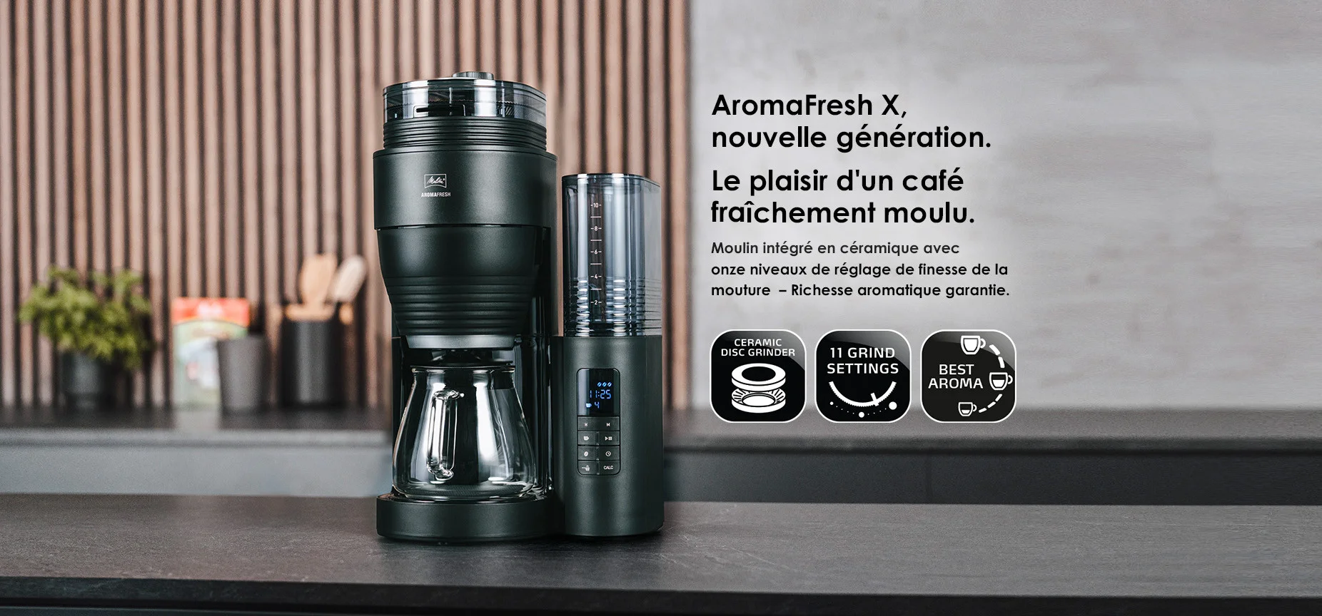 Photo de notre cafetière lectrique Aroma X avec son moulin intégré en céramique doté de 11 niveaux d réglage de finesse de mouture pour une richesse aromatique garantie