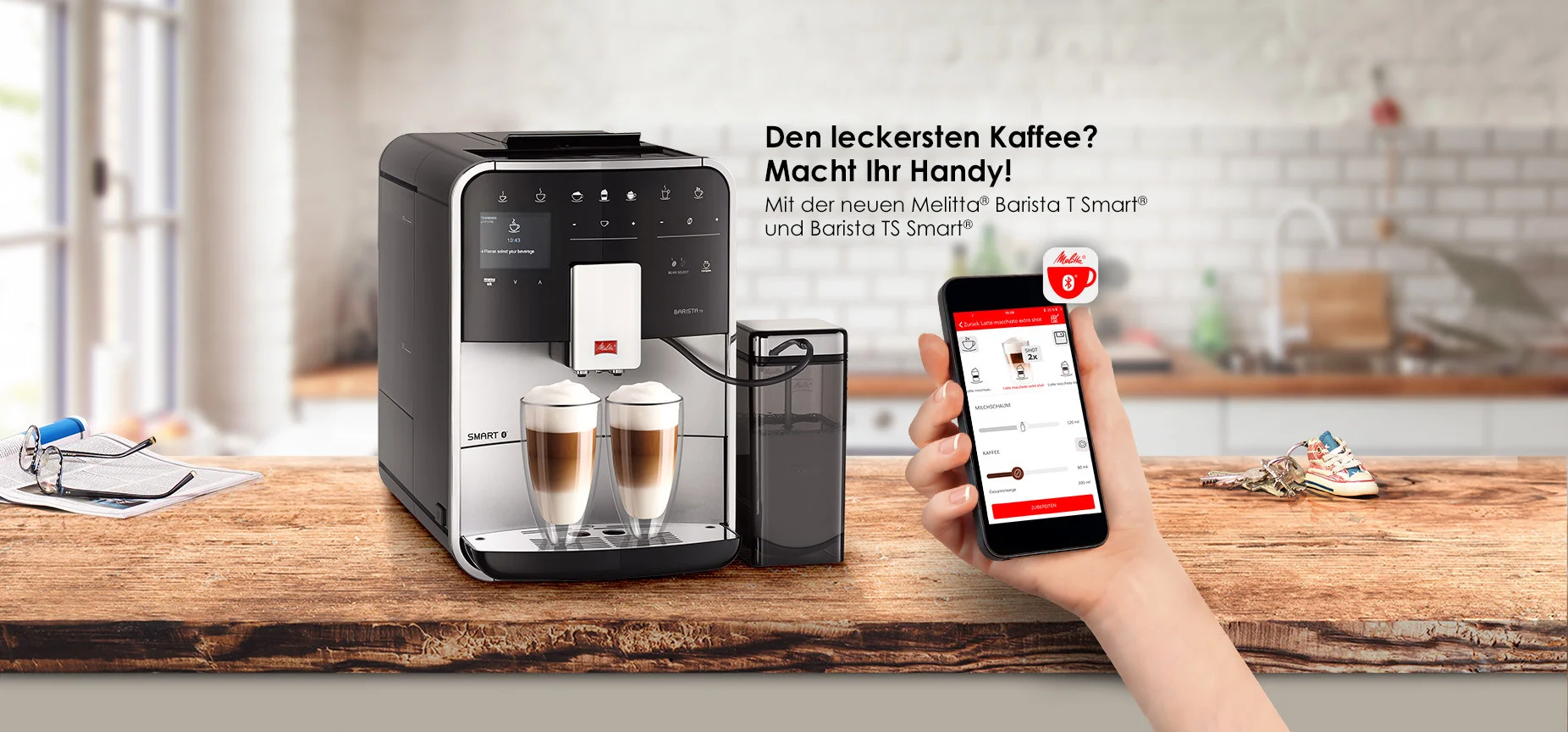 Melitta Barista TS Smart mit einem Handy das die Connect App zeigt