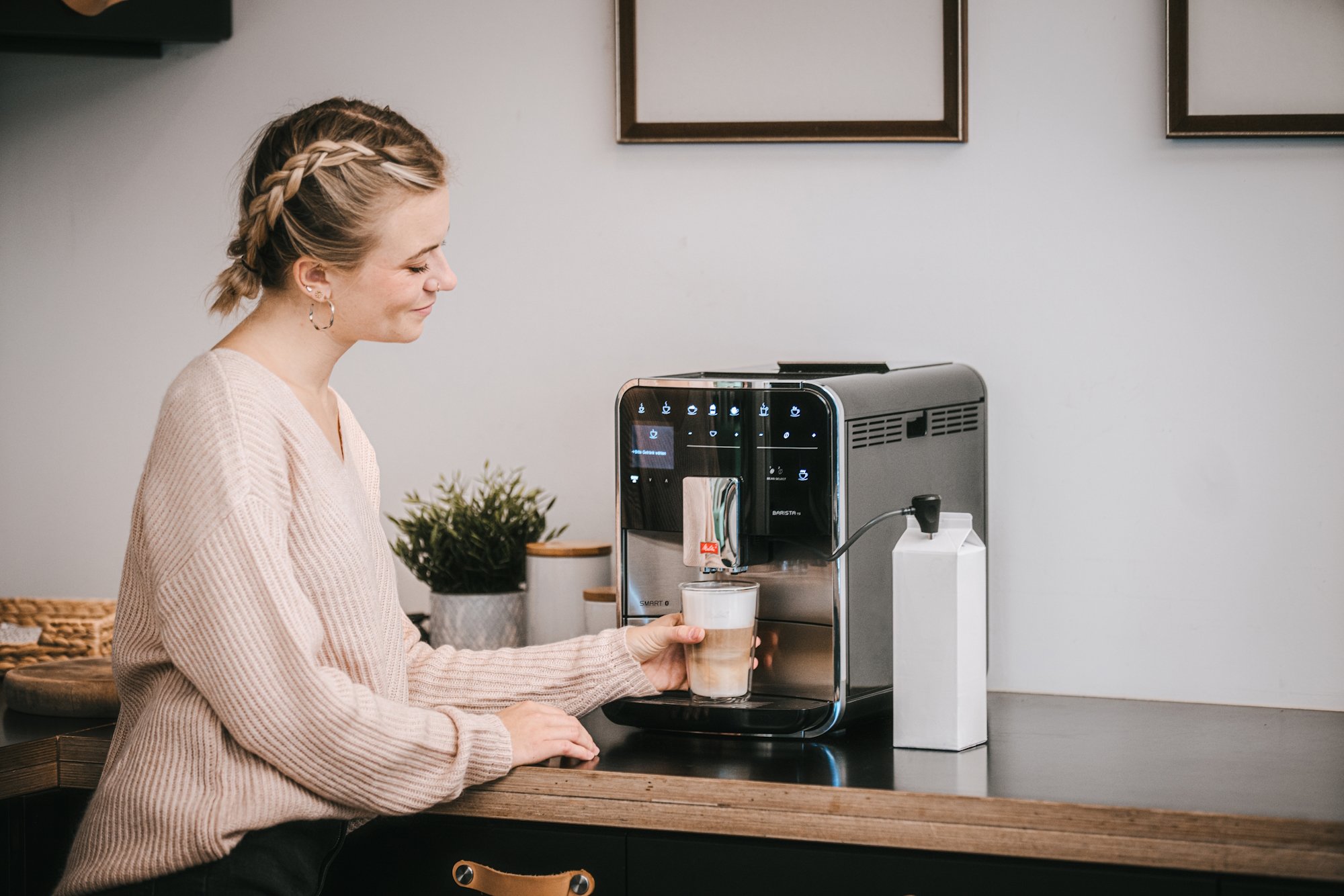 Frau genießt Kaffee aus Barista Vollautomaten
