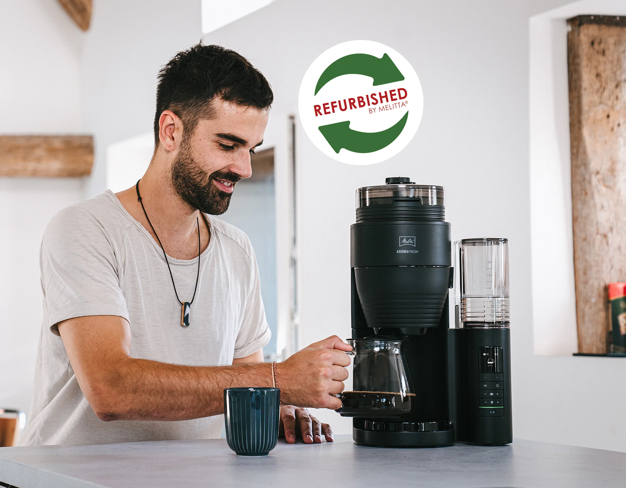 Aroma Fresh Mann nimmt Kanne aus der Aroma Fresh Filterkaffeemaschine