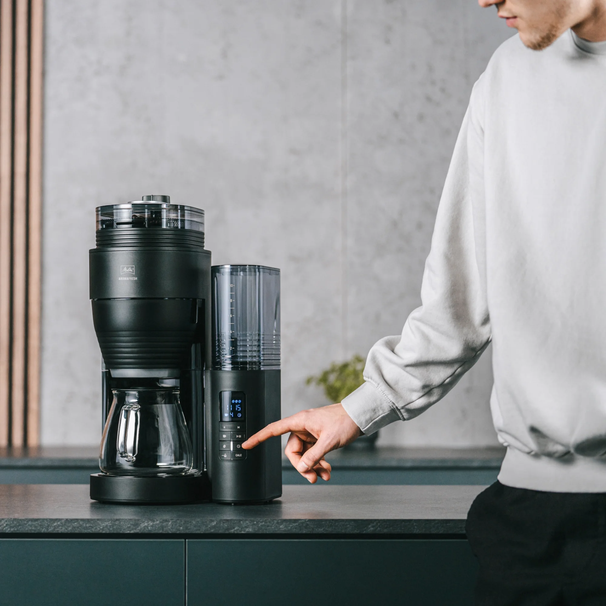 Produktbild von AromaFresh X Filterkaffeemaschine mit Mahlwerk, Schwarz-Silber - 2