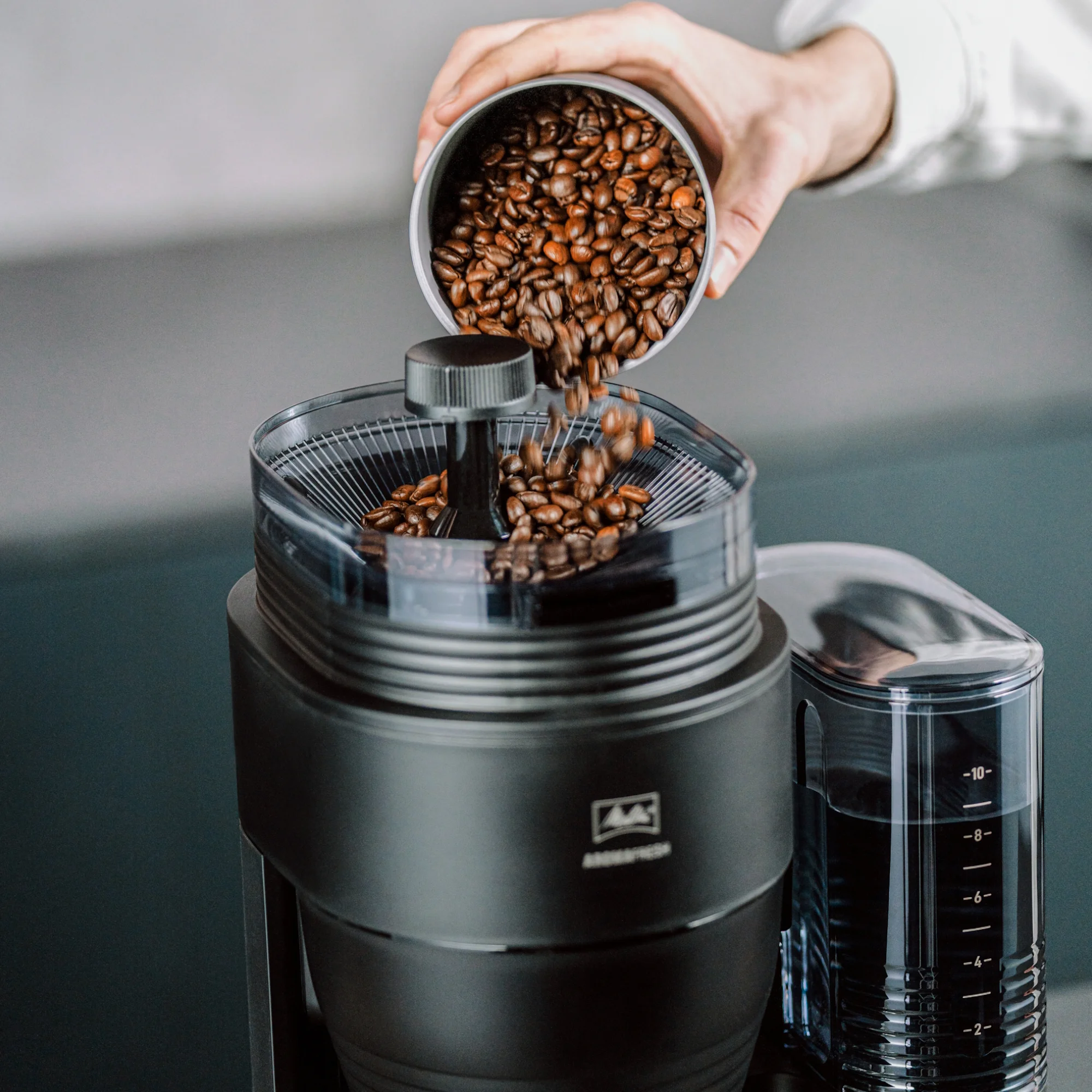 Image du produit de la machine à café filtre AromaFresh Pro X avec broyeur, noir-argent - 6