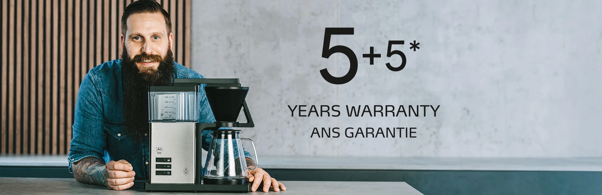 Man presenting our Melitta One coffee maker with a 10-year warranty