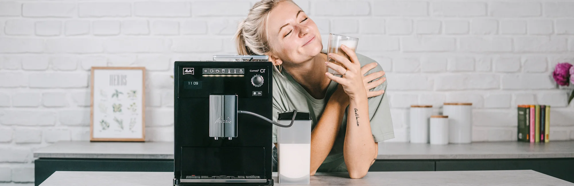 Melitta Caffeo CI Melitta Caffeo CI met een vrouw die geniet van een kopje koffie