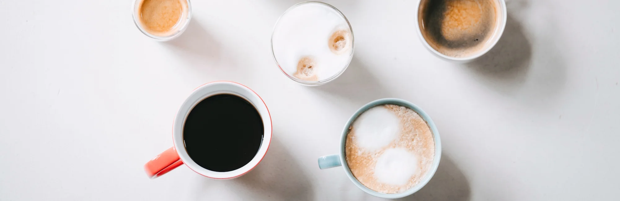 verschiedene Tassen gefühlt mit Kaffeespäzialitäten