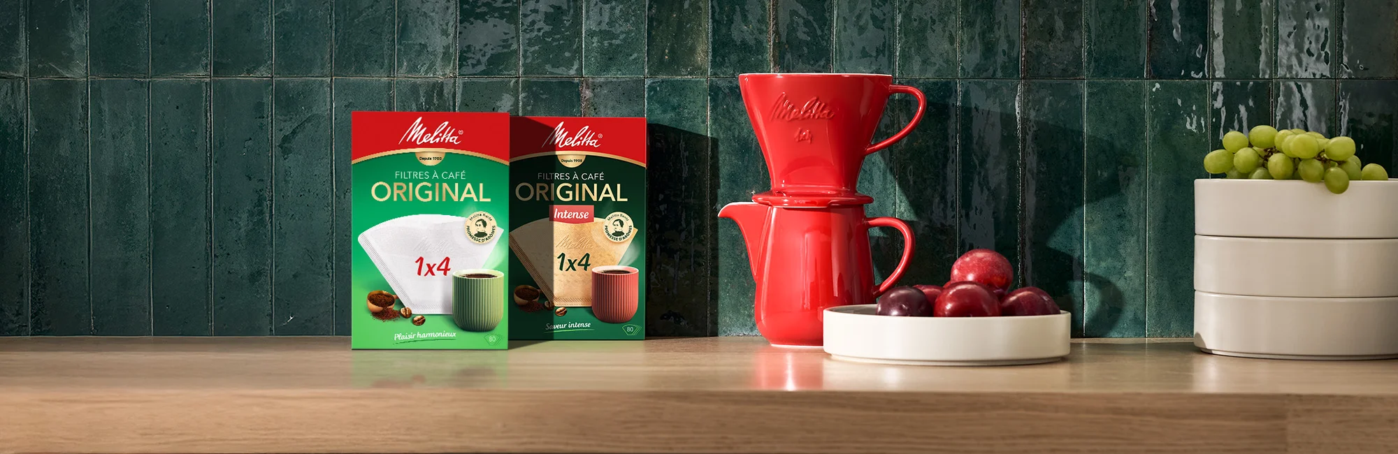 mage d'un joli plan de travail où sont posés nos filtres à café dans leur bel étui rouge et vert