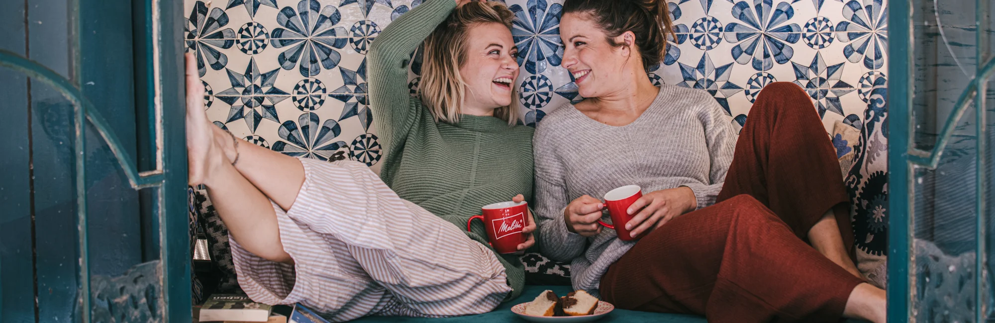 Afbeeldingen van 2 vrouwen die genieten van een goede koffie