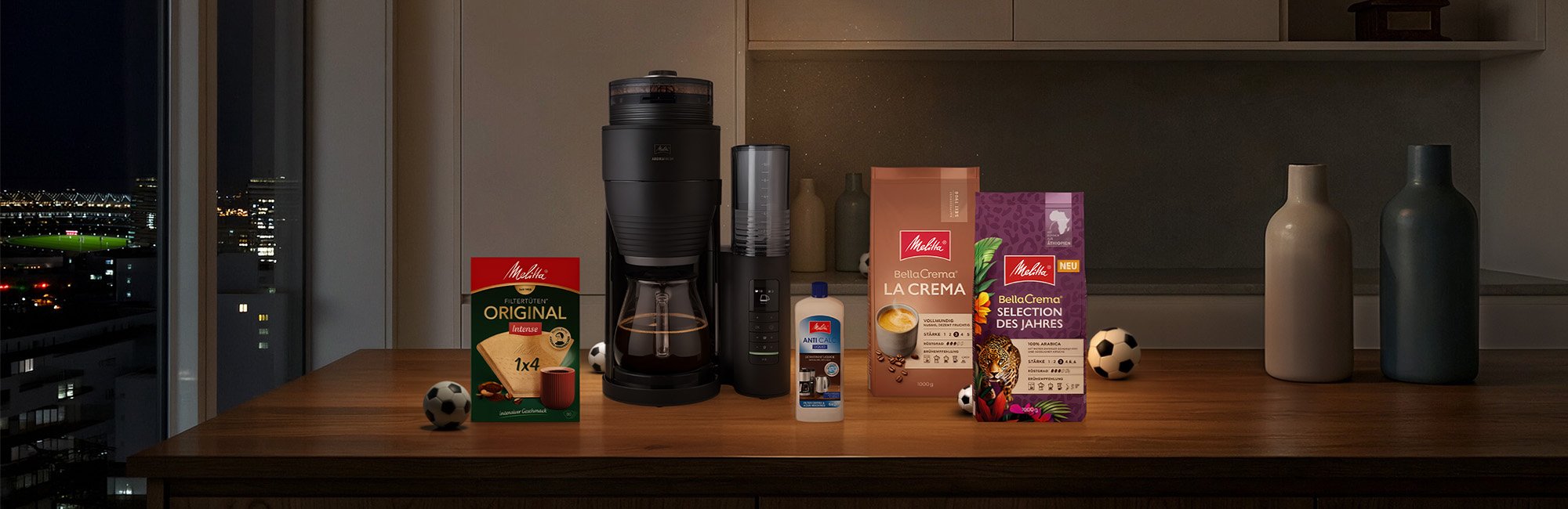 Gewinne auf Küchentheke: AromaFresh Kaffeemaschine, 2x1kg Kaffeebohnen, Filterpapier, Maschinenpflege & versteckte Fußbälle.