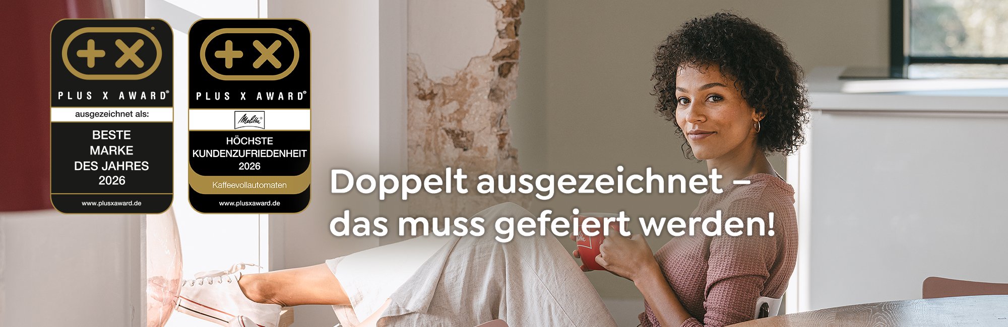Frau hält rote Melitta Tasse, PLUS X Award Auszeichnungen (Höchste Kundenzufriedenheit 2026 & beste Marke des Jahres 2026), Überschrift: doppelt ausgezeichnet - das muss gefeiert werden.