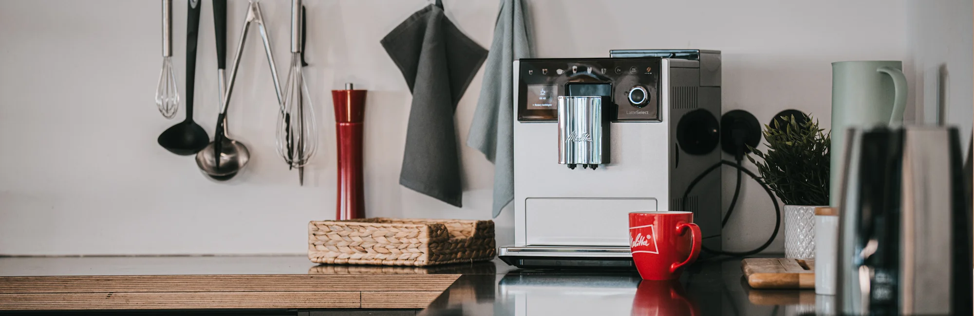 Melitta Latte-select steht in der Küsche auf dem Tisch