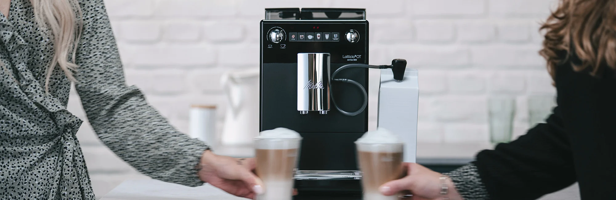 Melitta Latticia OT Kaffeevollautomat bereitet zwei Latte Macchiato zu