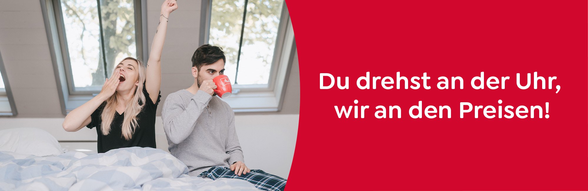 Frau & Mann sitzen im Bett. Sie gähnt, er trinkt aus einer Melitta Tasse. Text: Du drehst an der Uhr, wir an den Preisen.