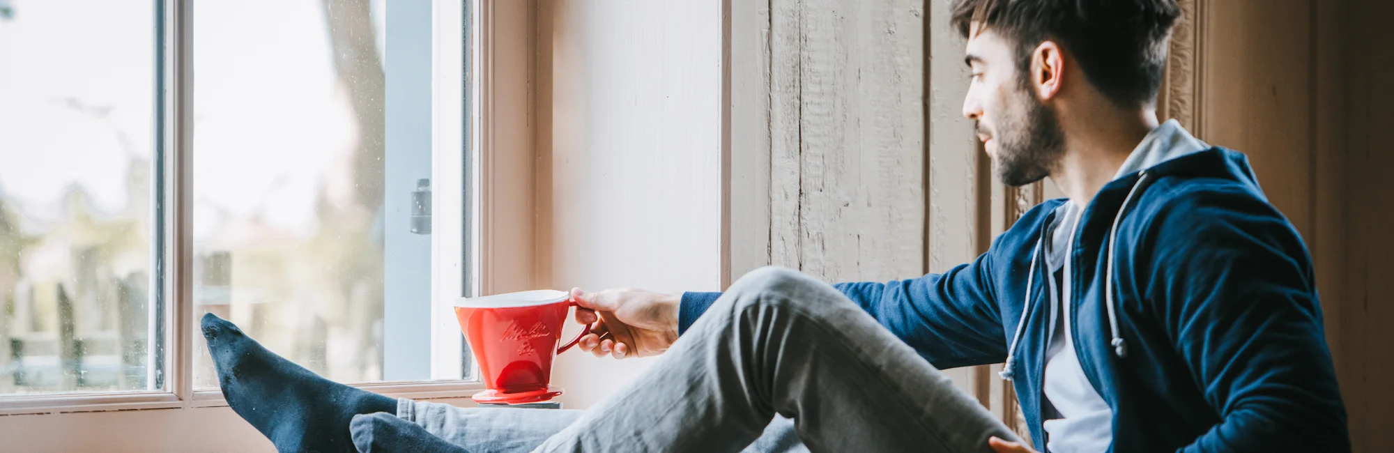 Picture of a man using his red porcelain filter holder