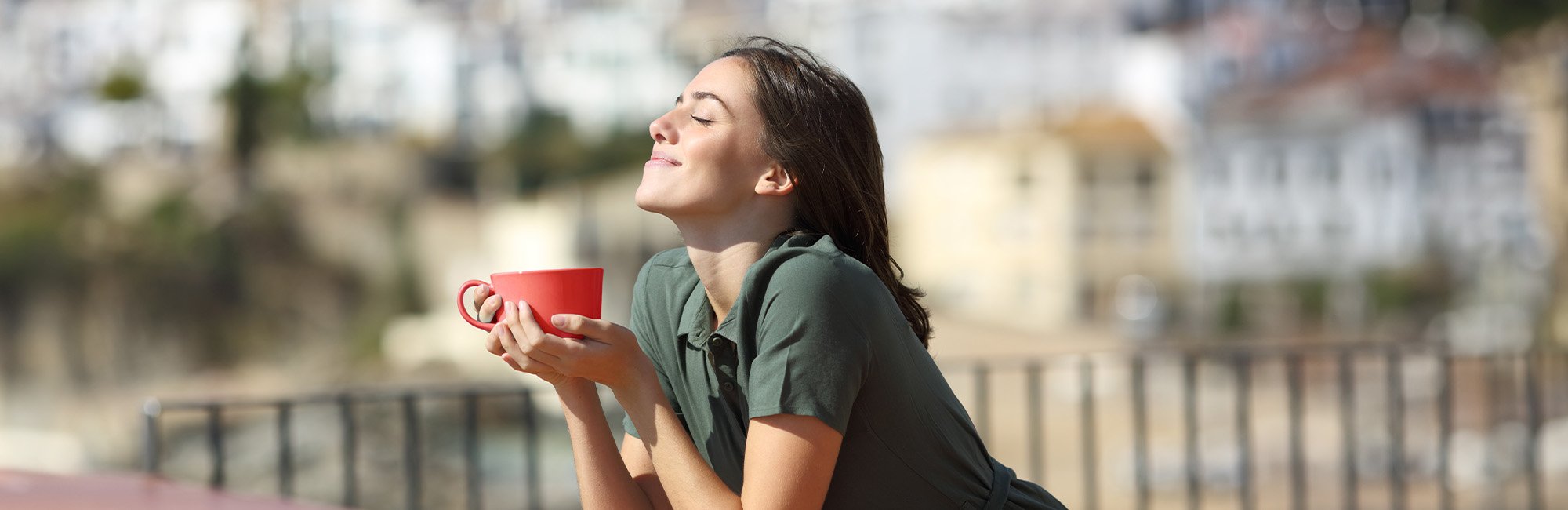 Sommer Sale Melitta Frau genießt die Sonne und hat eine Tasse Kaffee in der Hand