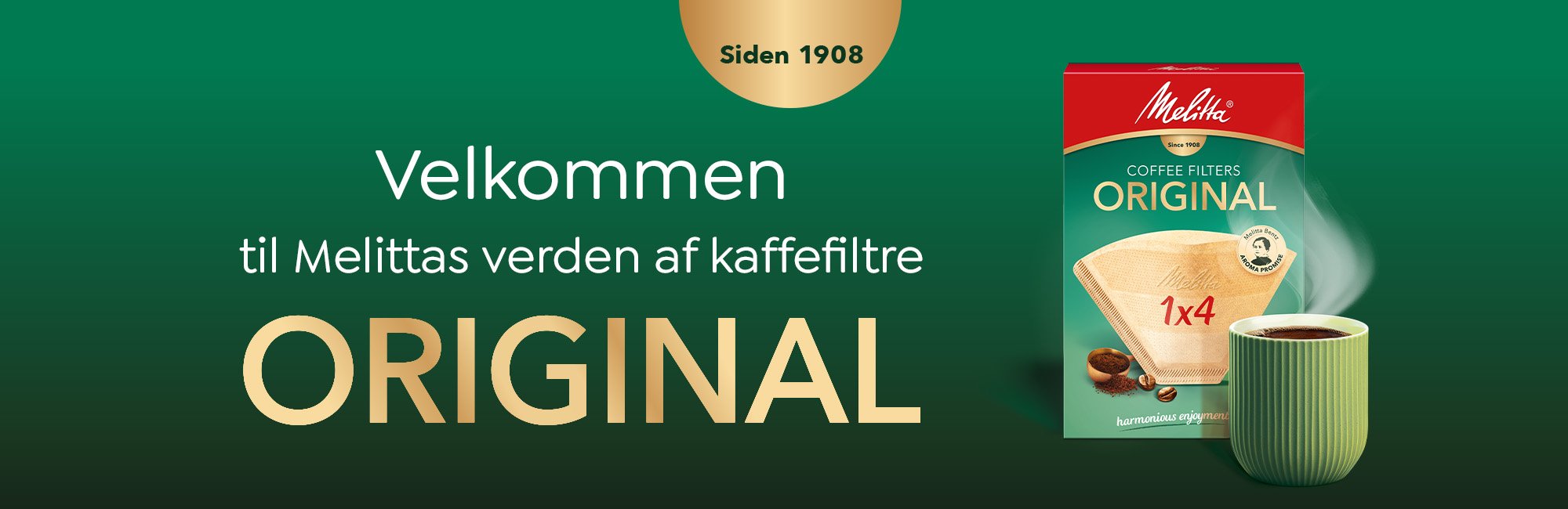 Pakke med Melitta ORIGINAL 1x4-kaffefiltre og en kop kaffe på et grønt banner, der byder velkommen til Melittas kaffefiltre.