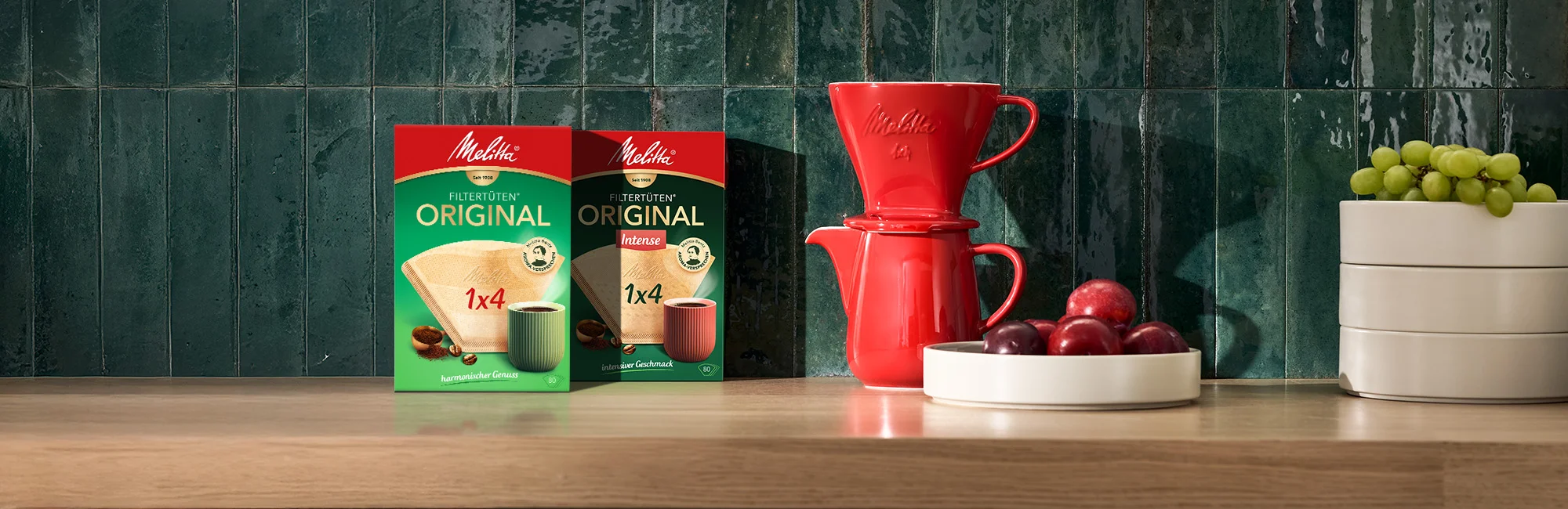 Melitta Kaffeefilter 1x4 und roter Melitta Kaffeefilter mit Kaffeekanne