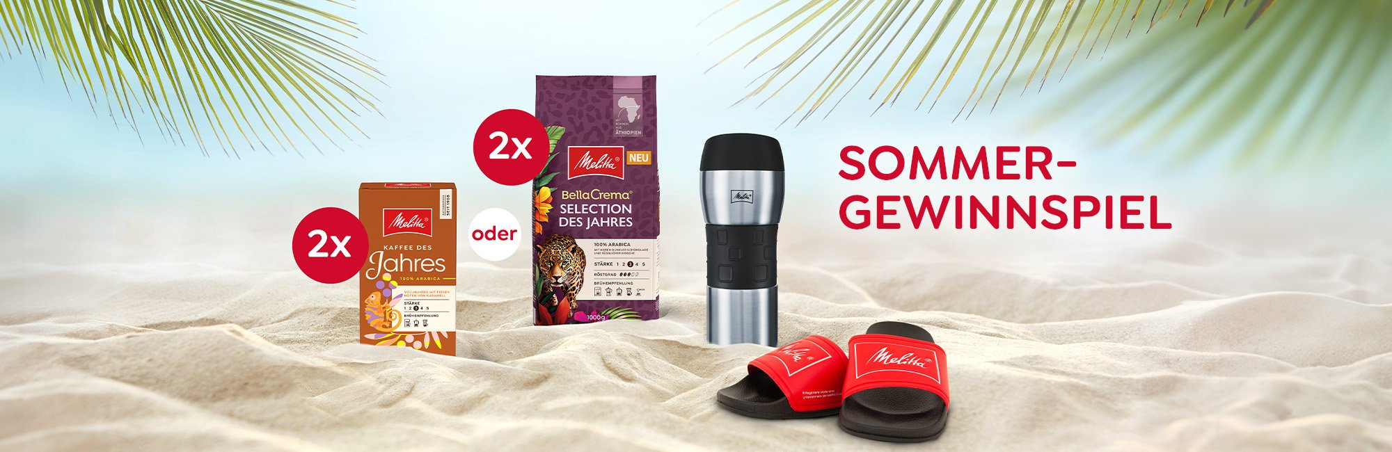 Melitta® Kaffee des Jahres 2026 (Bohnen & Filterkaffee) ein Thermobecher und Badelatschen liegen im Sand unter Palmenblättern.