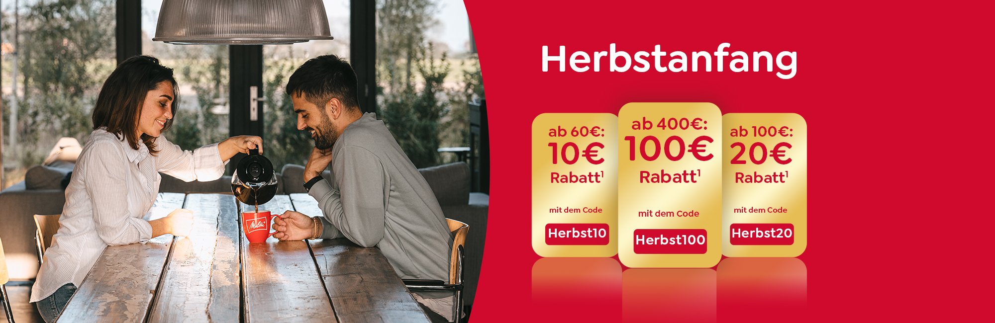 Frau und Mann genießen ihren Kaffee an einem Tisch. Daneben sind die Staffeln der Aktion 10€, 20€ und 100€ Rabatt zu sehen.