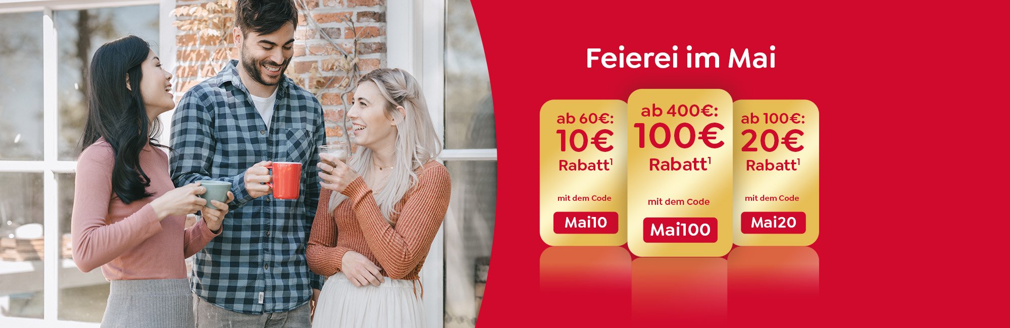 Zwei Frauen & ein Mann genießen ihren Kaffee draußen. Daneben sind die Staffeln der Aktion 10€, 20€ und 100€ Rabatt zu sehen.