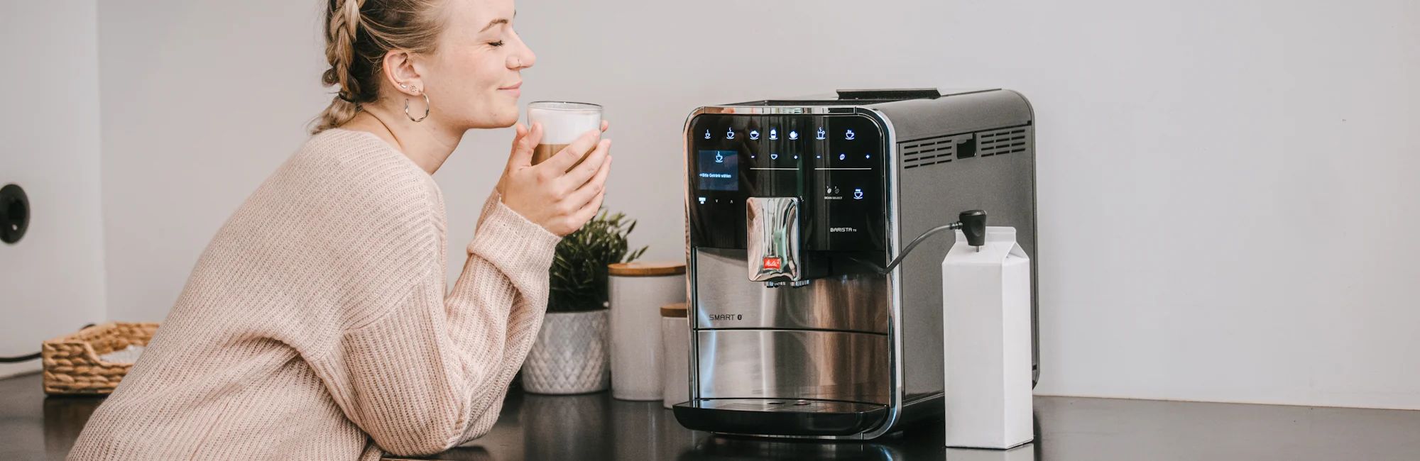 Melitta Barista TS Smart met een vrouw die geniet van een vers kopje koffie