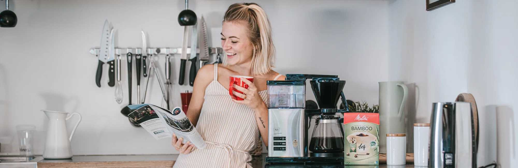 Vrouw drinkt Melitta-koffie met Melitta AromaSignature Deluxe