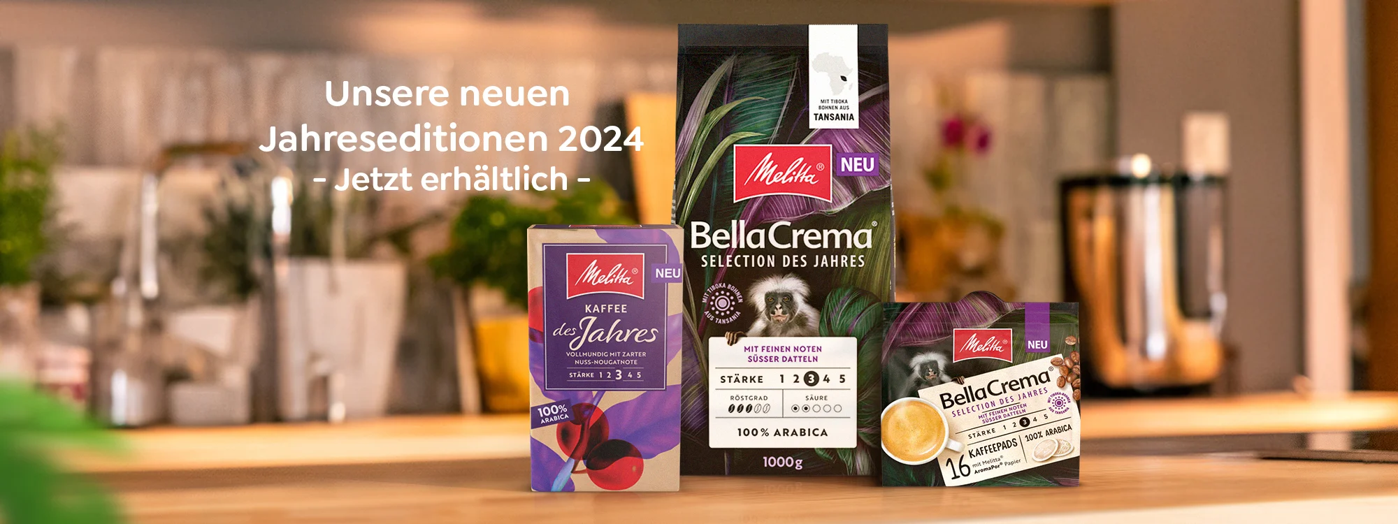 Melitta Jahreseditionen stehen nebeneinander auf einer Holz-Küchenarbeitsplatte